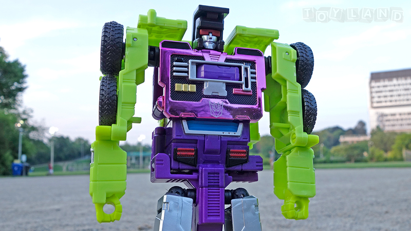 Illustration for article titled The Colossal New Transformers Devastator Is Better than the Original